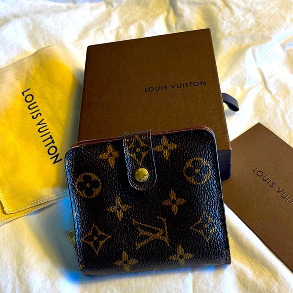 𝐀𝐔𝐓𝐇𝐄𝐍𝐓𝐈𝐂 𝐋𝐎𝐔𝐈𝐒 𝐕𝐔𝐈𝐓𝐓𝐎𝐍 𝐂𝐨𝐦𝐩𝐚𝐜𝐭 𝐖𝐚𝐥𝐥𝐞𝐭 - Picture 3 of 16